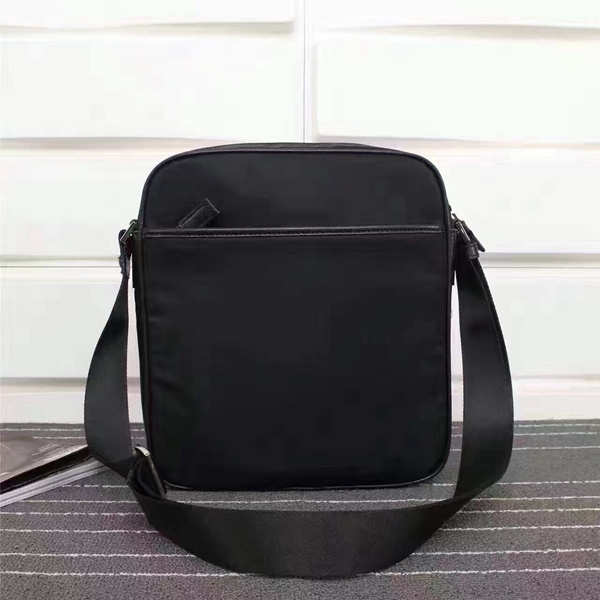 プラダバッグ側面デザイン